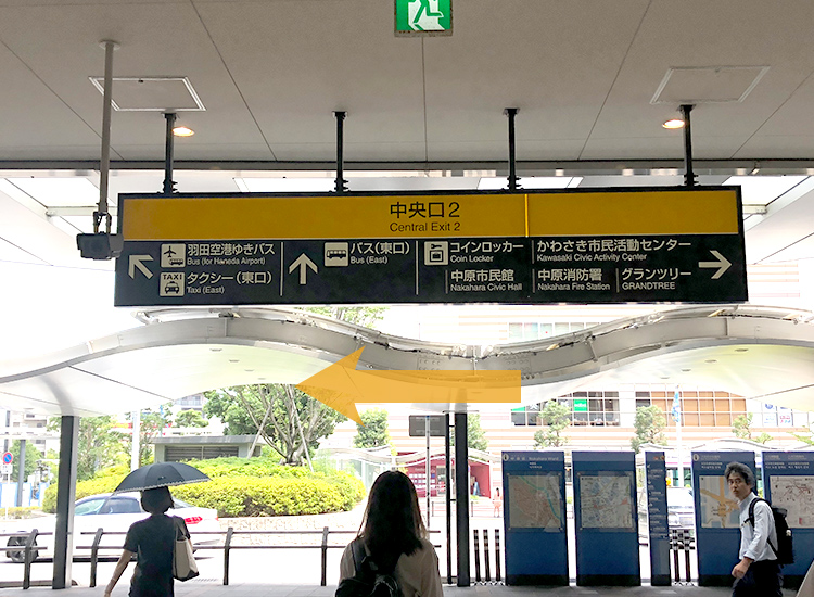 東横線・南武線武蔵小杉駅のJR線方面改札中央口2を左に曲がります。